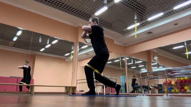 Ножницы и Выпады шагами вперёд без/с минибэндом (BODYWEIGHT