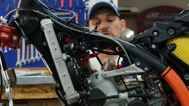 Обзор на эндуро мотоцикл Hengjian 300 2t 2025 года с двумя свечками смотреть онлайн