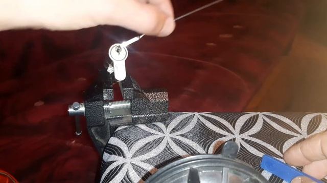 Как вскрыть дверной замок (n)