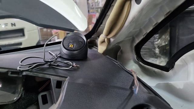 Замена штатных динамиков в Nissan Leaf на DL Audio Anaconda 165 Comp» смотреть онлайн