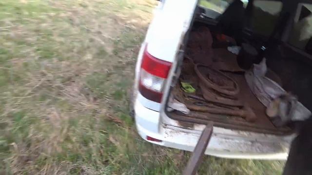 Копаем МЕТАЛЛОЛОМ в брошенной ДЕРЕВНЕ!!!Ловим большог?