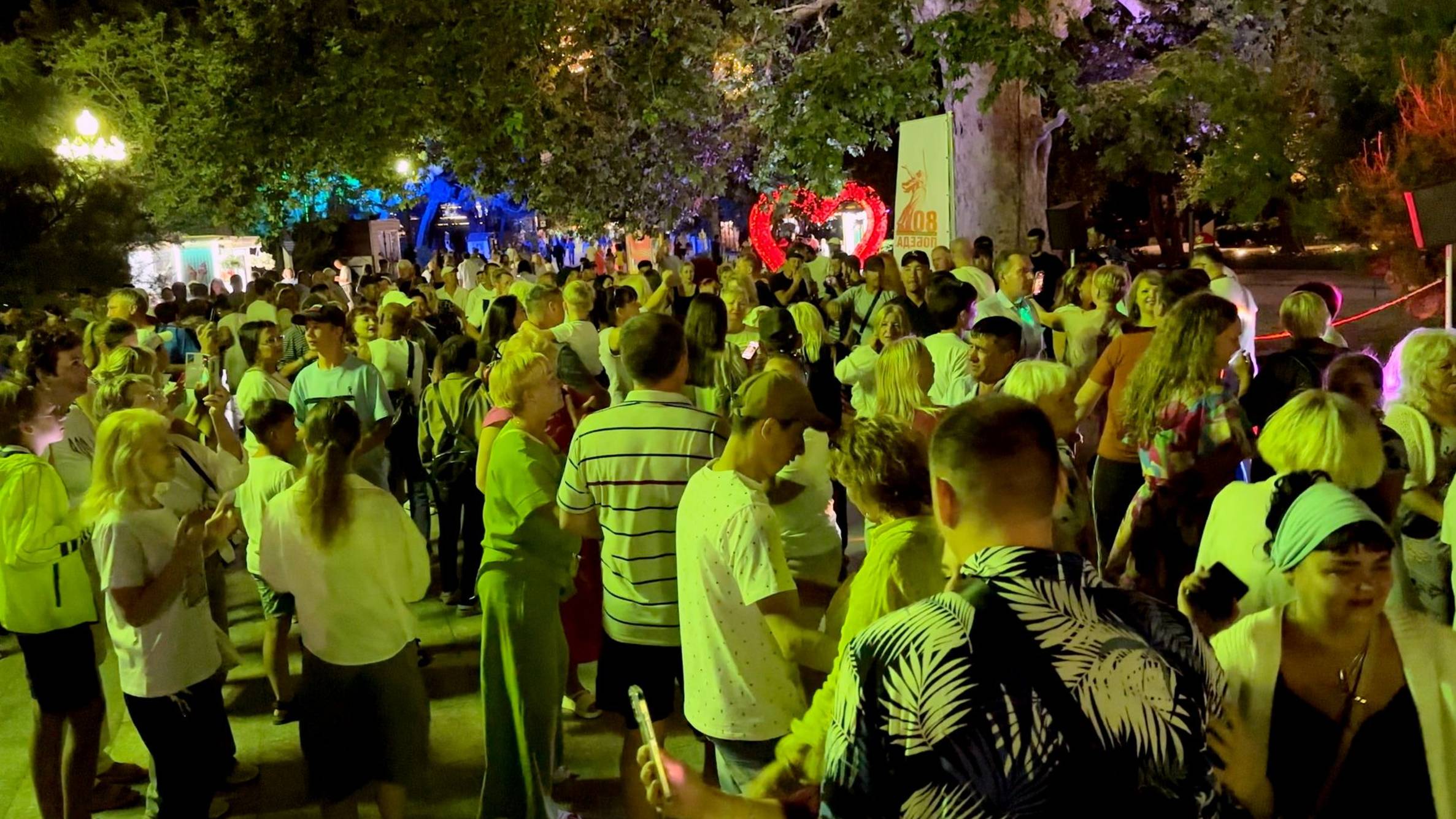 Как прошёл День России в Ялте. Цены в дешёвых столовых. Обстановка в Крыму. смотреть онлайн