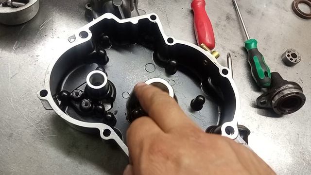 Коленвал заклинил и натворил дел.