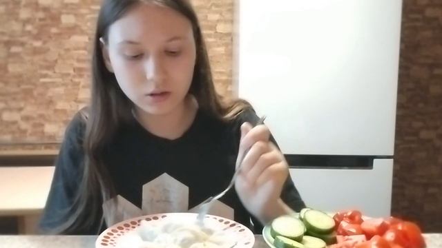 МУКБАНГ/ ПЕЛЬМЕНИ СО СМЕТАНОЙ/ПОМИДОРЫ/ОГУРЦЫ