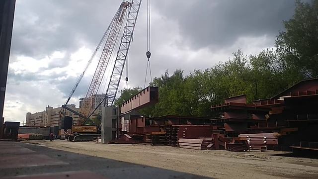 Снятие мостовой балки с стапеля укрупнения