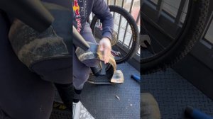 Самый простой способ снять герметик с бескамерной пок