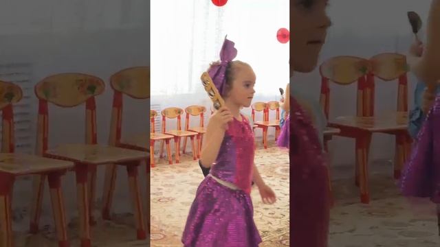 Утренник к 8 Марта. Танец с ложками.