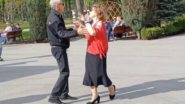 ГОЛУБИ ЦЕЛУЮТСЯ НА КРЫШЕ💕 ТАНЦЫ💕 ХАРЬКОВ -ПРАГА АПР?