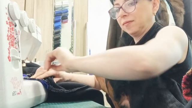 Лорик помошник. Доберман за швейной машинкой.