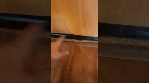 устраняем щель между дверью и полом. Нужен просто паке