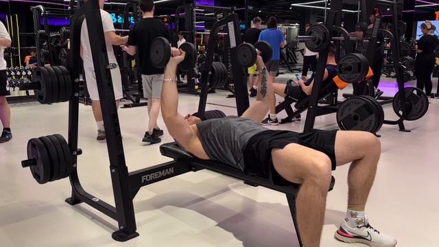 Жим гантелей лежа на скамье