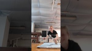 делаем друг на одной руке переворот