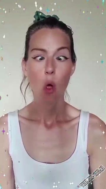 Кривляться