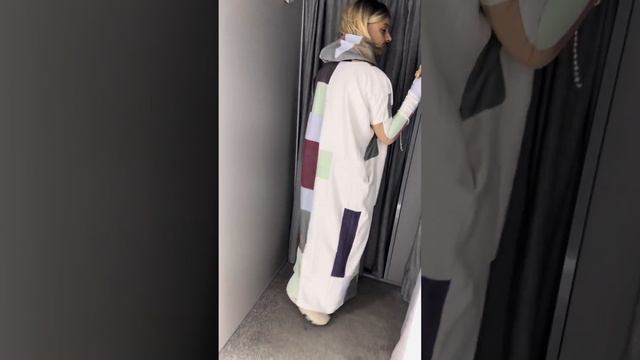 Платье очень свободное из светлой пэчворк замши с узк?