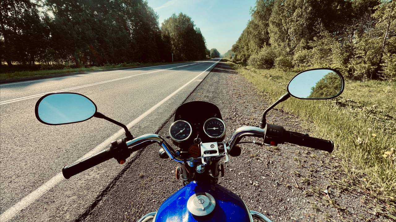 Утренняя поездка на мопеде. Встретил лето смотреть онлайн