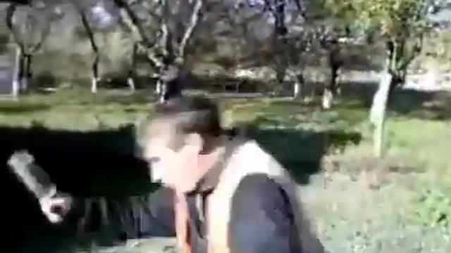 дворник Вася разбивает бутылки об голову (Дураки 80-го ?