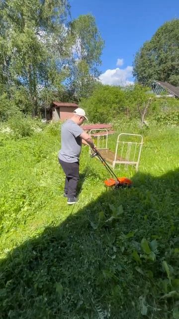 вот как я умею косить траву газонокосилкой