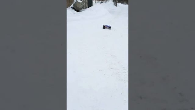 Радиоуправляемая машина KATANA ездиет по снегу