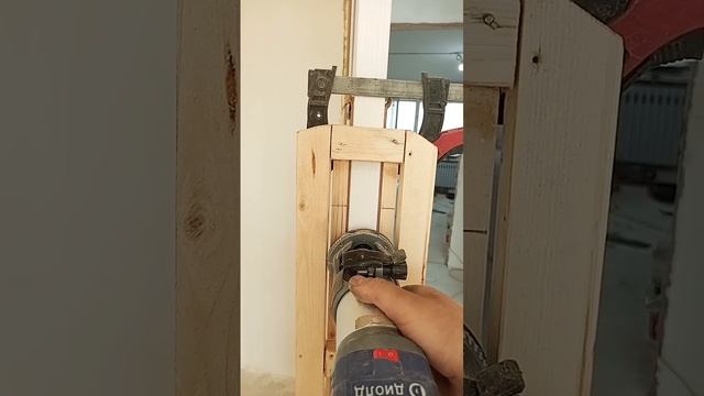 врезка замка кромочным фрезером.