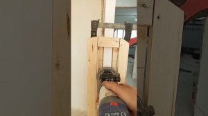 врезка замка кромочным фрезером.