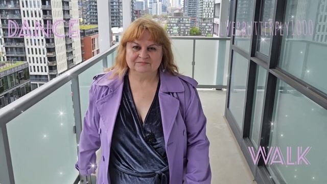 СЕРО-СИРЕНЕВОЕ БАРХAТНОЕ ПЛАТьЕ И СИРЕНЕВЫЙ ПЛАщ. СЕРЕ