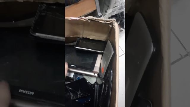 Коробка с телефонами и планшетами на запчасти за 2000р (?