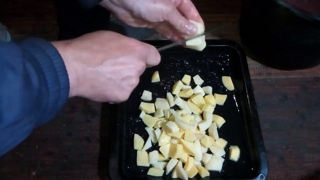 Жареная картошка с красным буряком в печке