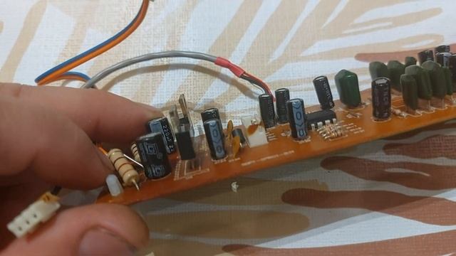 Microlab PRO 1 Пищит. Простой ремонт. смотреть онлайн