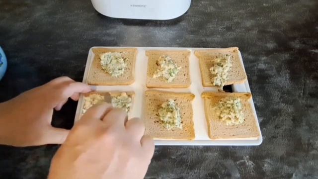 Салат с авокадо, тунцом и лимоном.