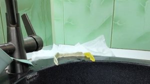 Монтаж дозатора для моющего средства на кухне.