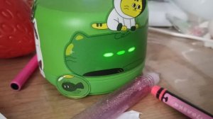 умнакая колонка Алиса показывает глазки