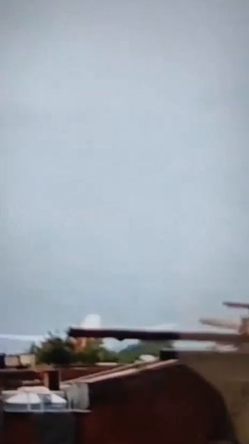 Момент падения самолета в Индии. На борту было около 250 человек смотреть онлайн