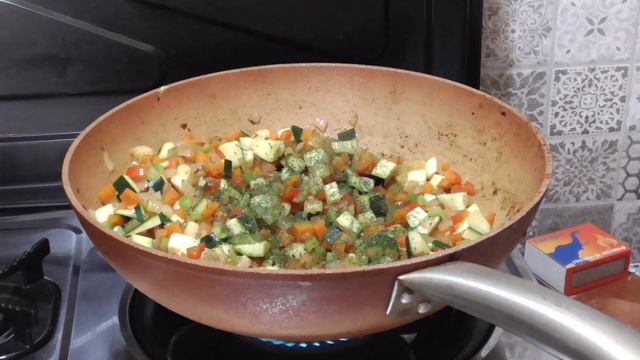 Куриная грудка по деревенски с овощами. Pollo A La Jardinera.