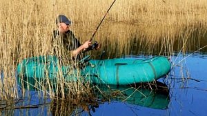 Как поймать карася в заросшем травой водоёме.