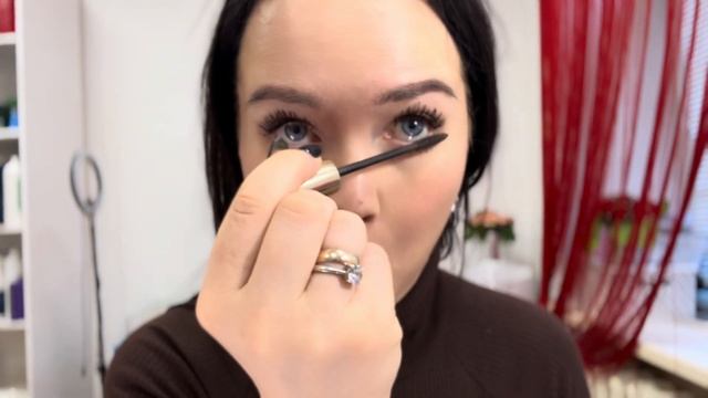 Собираюсь. Крашусь. Легкие локоны на утюжок. Хвалю бел?