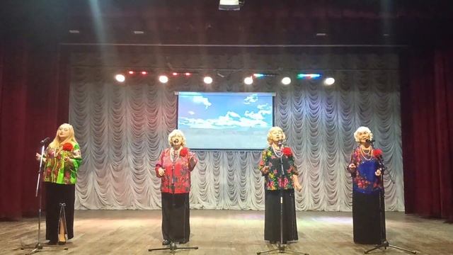 Засолила огурцы