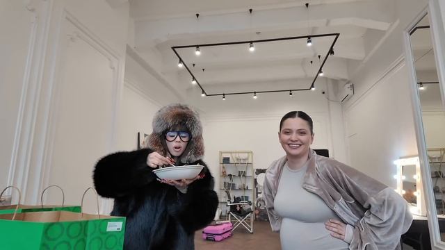 VLOG // Даша Инстасамка пробует наши салаты // Что делать ?