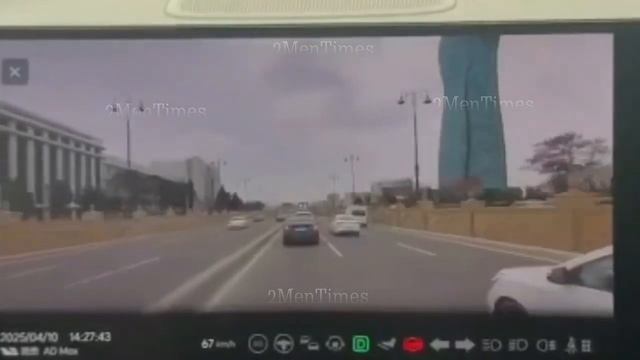 В Баку автомобиль такси взмыл над дорогой и рухнул на ?