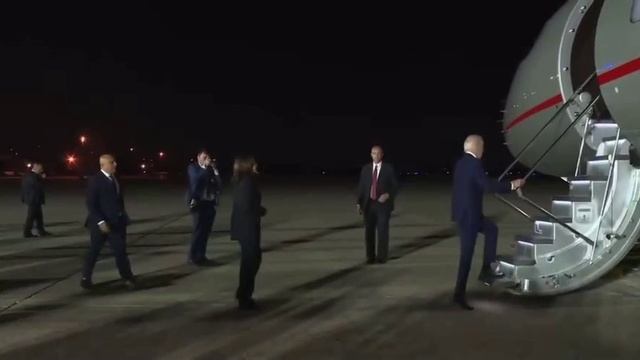 Байдена учат залезать на любой трап смотреть онлайн