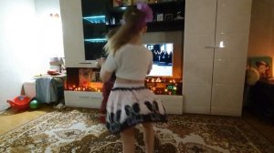 Дети танцуют ЛАМБАДУ