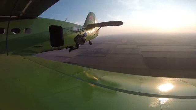 Прыжки с парашютом. Вид с крыла самолета Ан-2