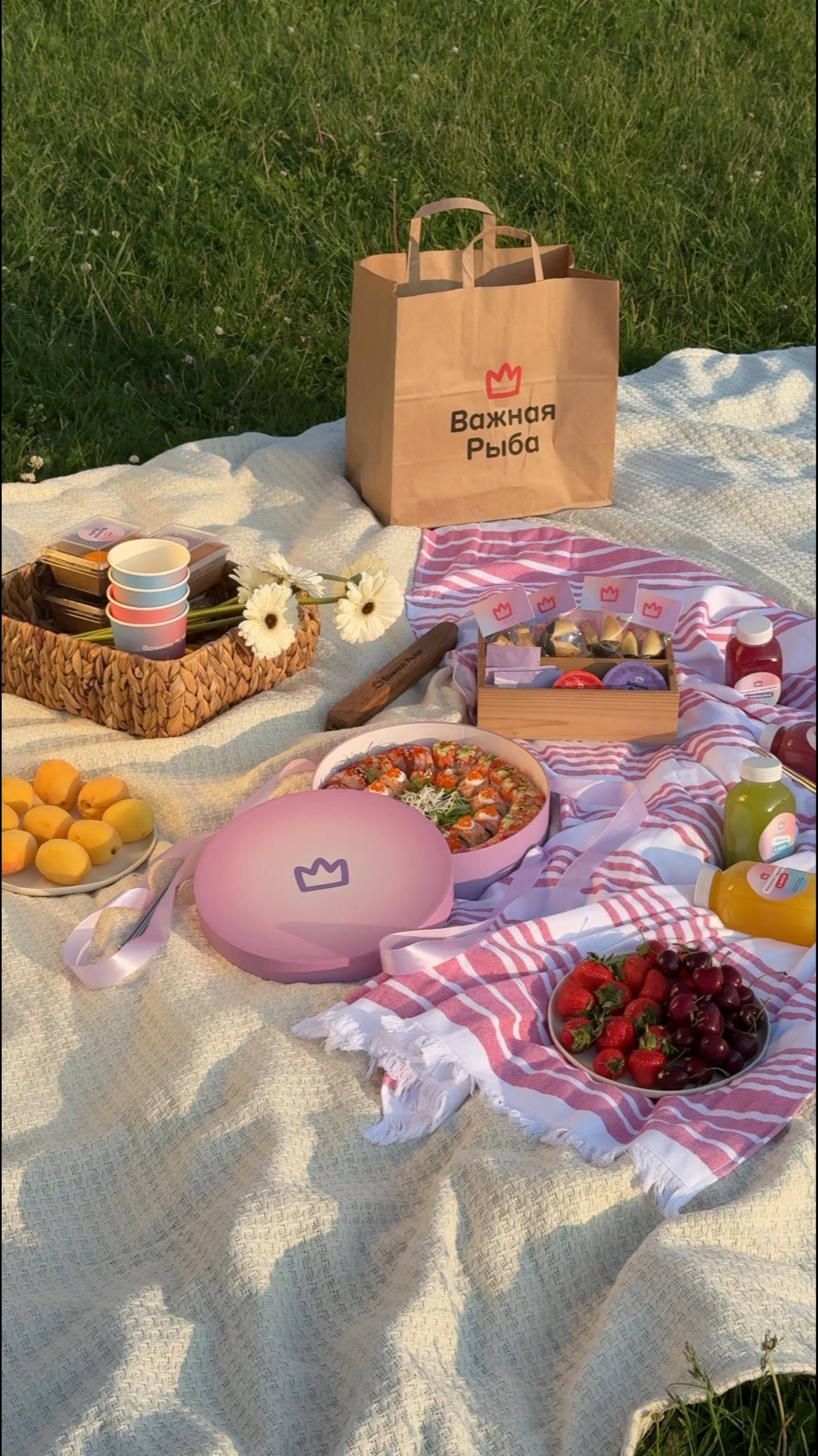 Набор авторских роллов в кейсе! ✨ #роллы #суши #пикник #лето #доставкаспб #ягоды #черешня