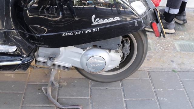 мотоцикл стоит   The Motorcycle Is Standing