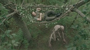 Реалити-шоу на выживание, превращается в ужас, когда за героем начинает гоняться странное существо