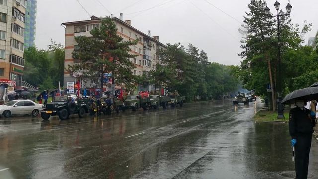 ИСУ-152, ИС-3, Т-34-85 мчатся по дороге города Ха