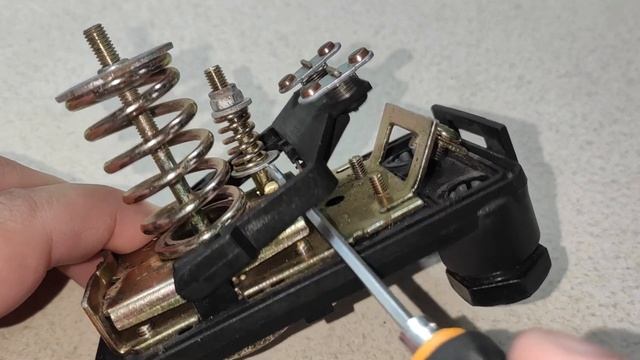 Для чего нужна малая пружина в реле давления насоса?