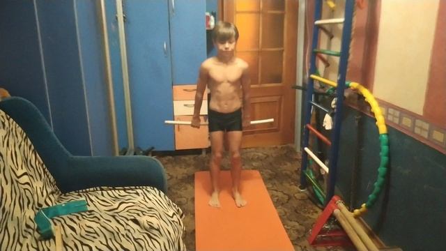 Прыжки через планку держа её в руках. 30.07.2020. смотреть онлайн