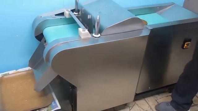 Видео резки кусков хлеба на ломтики на машине продоль?