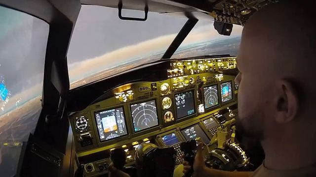 Первый полёт (взлёт и посадка) на тренажёре Boeing 737-800 смотреть онлайн