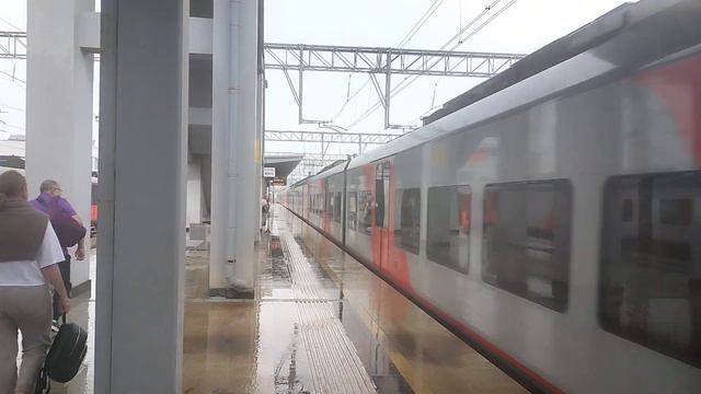 Электропоезда ЭС1-013 и ЭС1-032 прибывают на станцию Адлер